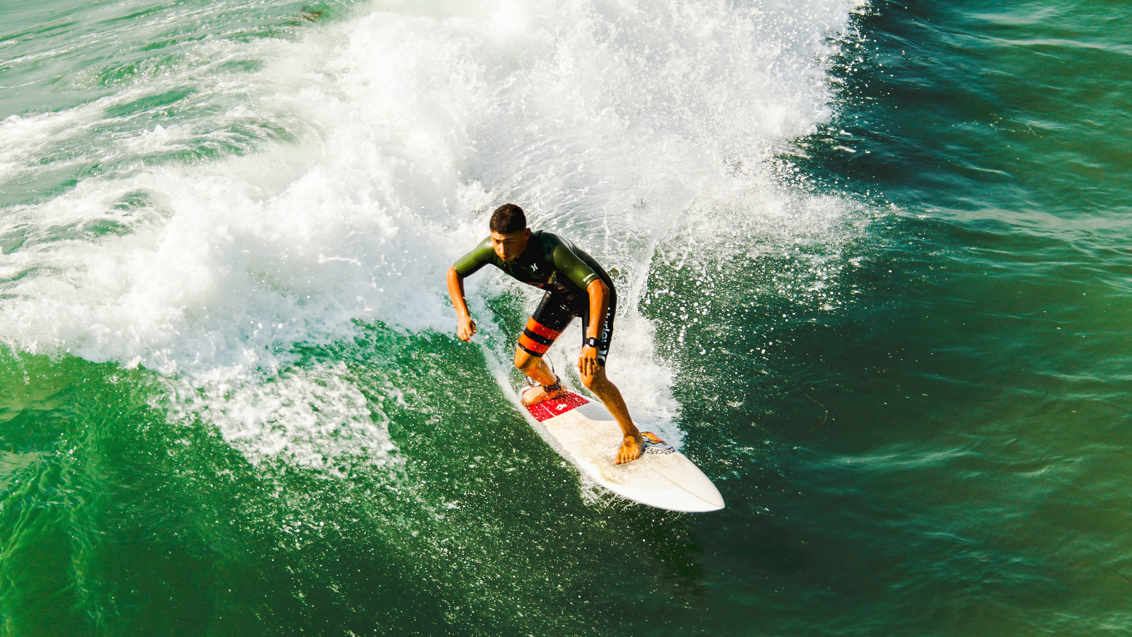 《跨界IP合作：电竞带动周边娱乐产业繁荣》，跨境电竞