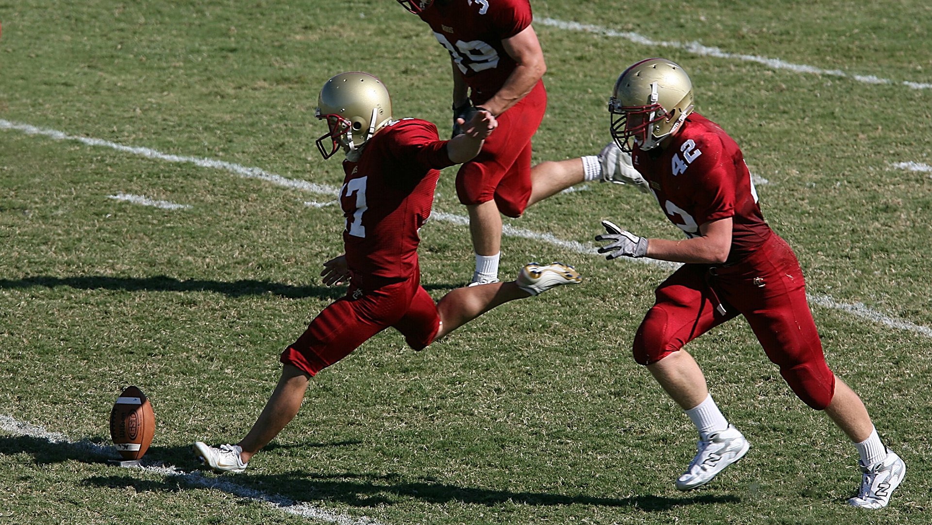 爱游戏-德甲：拜仁4-2战胜多特蒙德，莱万完成帽子戏法，欧冠拜仁莱万受伤