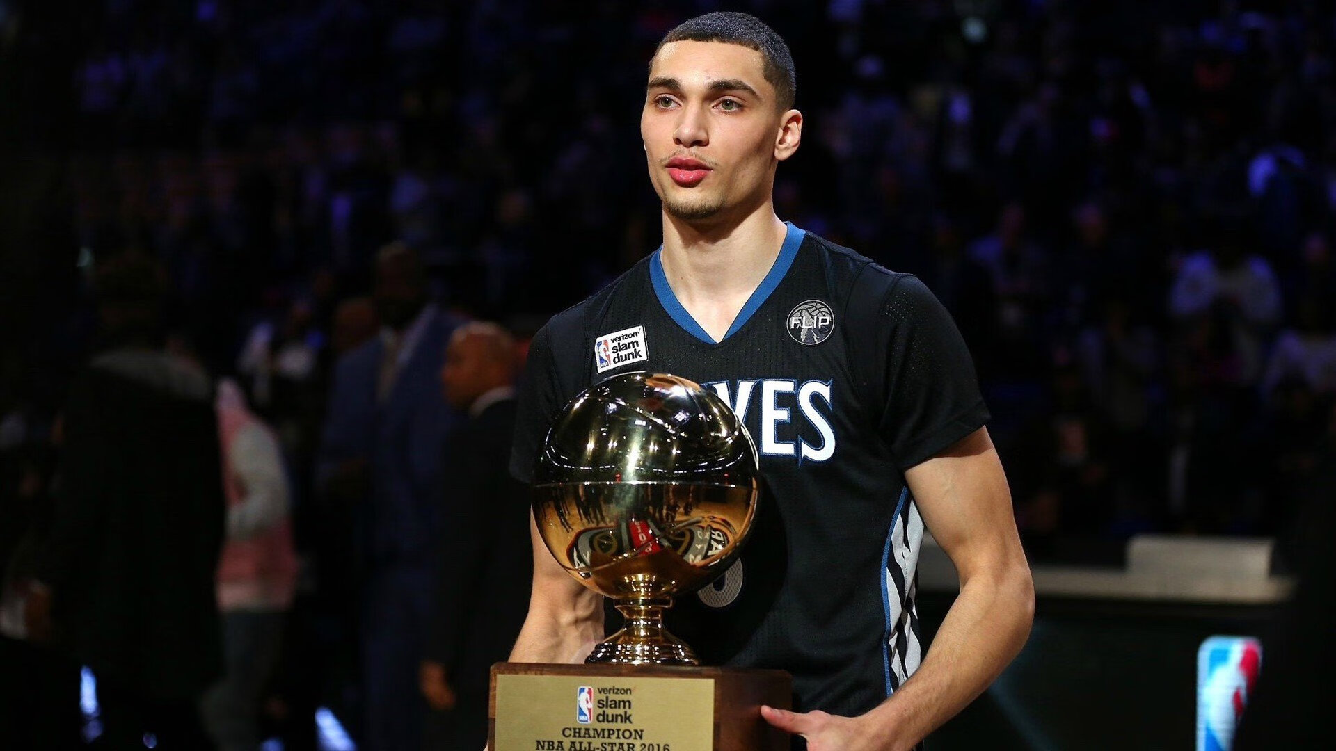 爱游戏-现场实况：现场观众的热情互动瞬间，被现场观众热情打动